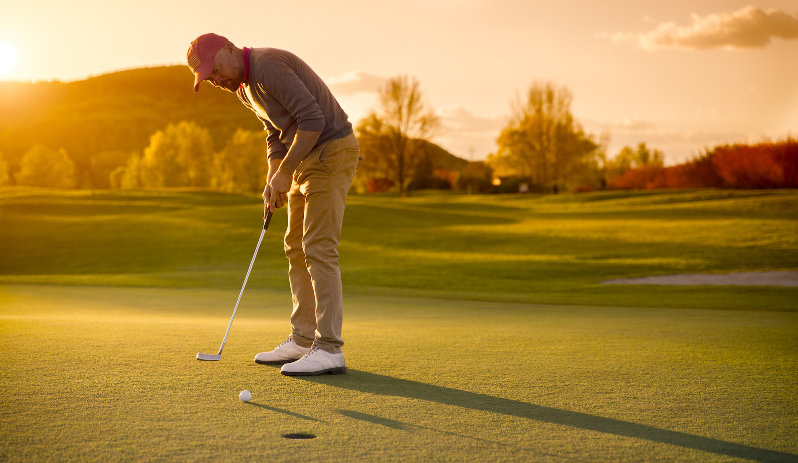 Golfer playing at dusk | golf tee time reservation software