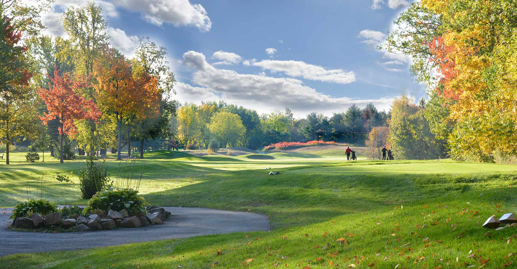 Why does fall golf offer an exceptional experience?